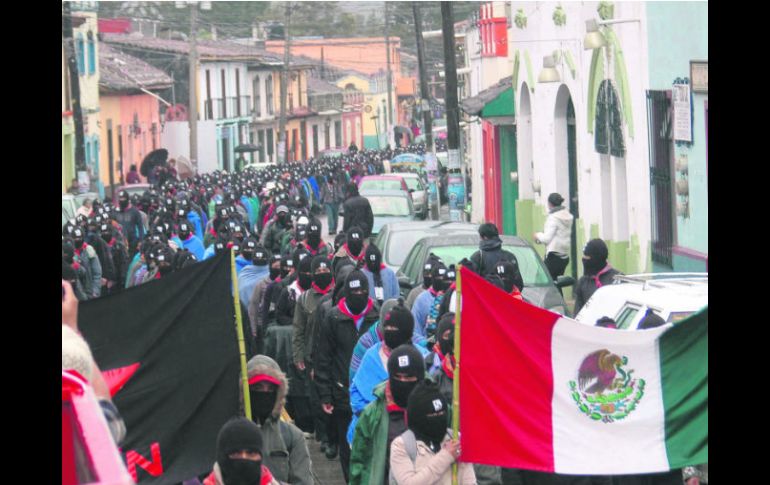 “Aquí estamos”. El pasado 21 de diciembre, los zapatistas marcharon silenciosamente hacia varias cabeceras municipales chiapanecas. AFP /