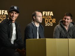 Ronaldo (i), Iniesta (c) y Messi (d) son los nominados al reconocimiento del mejor jugador del mundo. AFP /