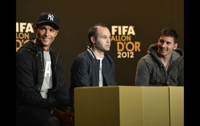 Ronaldo (i), Iniesta (c) y Messi (d) son los nominados al reconocimiento del mejor jugador del mundo. AFP /