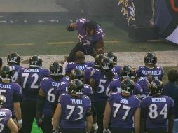 Ray Lewis (c) de los Cuervos durante el partido de ayer ante los Potros. REUTERS /