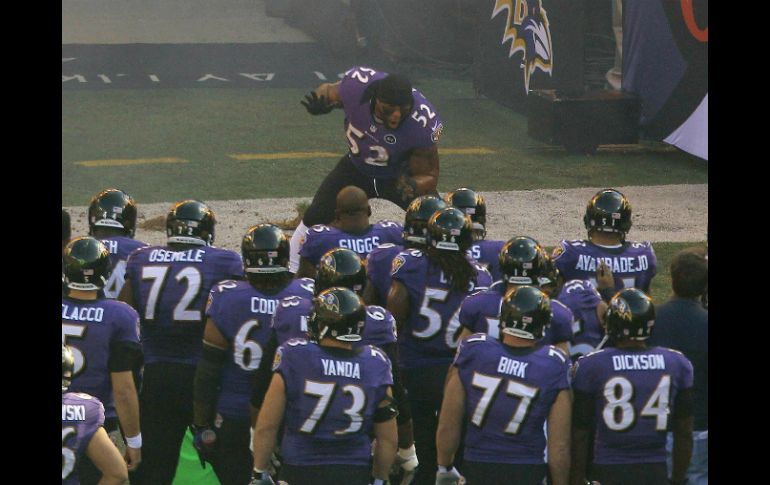 Ray Lewis (c) de los Cuervos durante el partido de ayer ante los Potros. REUTERS /