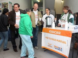 Los regidores agradecieron con café a todos los ciudadanos que acudieron a pagar el predial puntualmente. EL INFORMADOR /