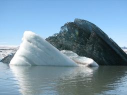 Un iceberg negro en una fotografía que ha causado revuelo. ESPECIAL /