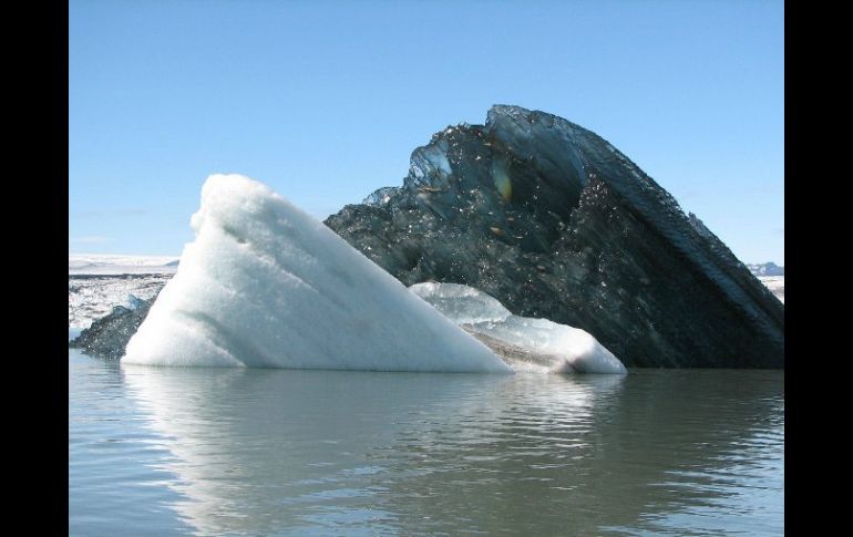 Un iceberg negro en una fotografía que ha causado revuelo. ESPECIAL /