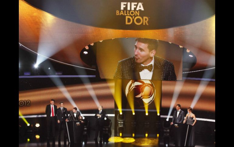 Messi al momento de recibir su cuarto Balón de Oro. REUTERS /