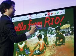 Un ejecutivo de Panasonic escribe en una TV usando un lápiz táctil en su conferencia de prensa en el Consumer Electronics Show. REUTERS /