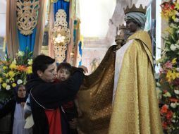 Los feligreses adaptan el espacio alrededor de la Basílica de los Reyes. ARCHIVO /