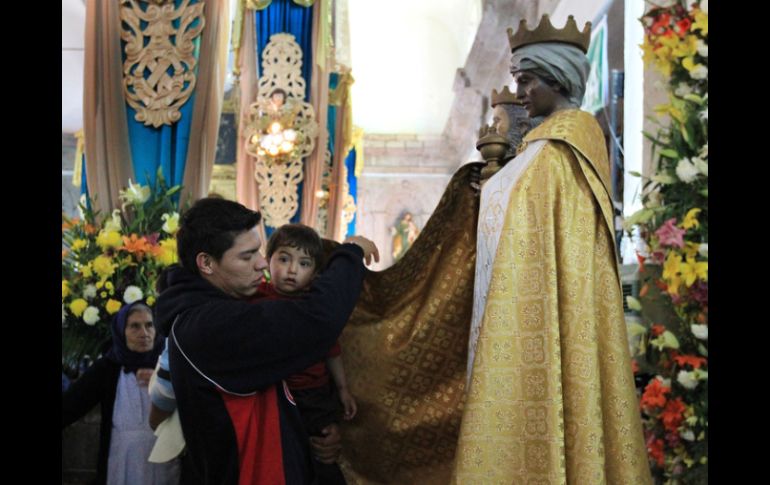 Los feligreses adaptan el espacio alrededor de la Basílica de los Reyes. ARCHIVO /