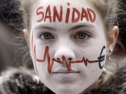 Una participante en la manifestación en defensa de la sanidad pública. EFE /