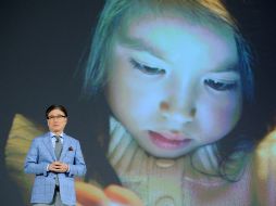 El presidente de Samsung, Boo-Keun Yoon, dijo que las nuevas características buscan hacer más sencillo el mirar el televisor. AFP /