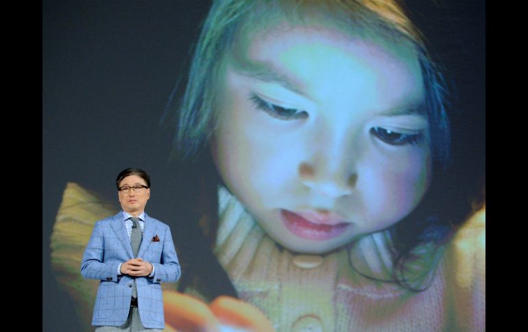 El presidente de Samsung, Boo-Keun Yoon, dijo que las nuevas características buscan hacer más sencillo el mirar el televisor. AFP /