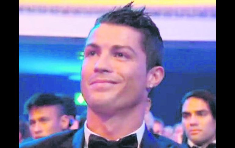 El gesto. Así reaccionó Cristiano Ronaldo cuando nombraron a Messi como el ganador al Balón de Oro 2013. ESPECIAL /