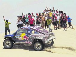 En todos lados. Los aficionados se hicieron presentes en las dunas, para apoyar a Nasser Al-Attiyah, ganador de la etapa. EFE /