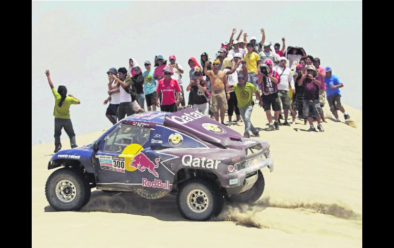 En todos lados. Los aficionados se hicieron presentes en las dunas, para apoyar a Nasser Al-Attiyah, ganador de la etapa. EFE /