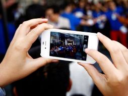 Con un iPhone, es tomada la fotografía de los asistentes a una tienda Apple. REUTERS /