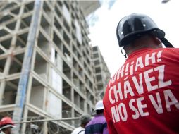 Un simpatizante de Hugo Chávez porta una playera con la leyenda Uh Ah, Chavéz no se va. AFP /