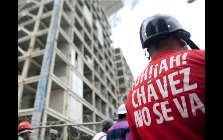 Un simpatizante de Hugo Chávez porta una playera con la leyenda Uh Ah, Chavéz no se va. AFP /