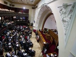 Miembros de la Asamblea Nacional venezolana en la sesión de hoy en la sede del Legislativo. EFE /