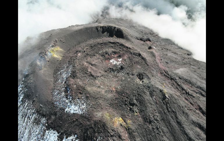 El Volcán de Colima muestra humo sobre su cráter, según revelan imágenes obtenidas durante un sobrevuelo de Protección Civil de Jalisco ESPECIAL /