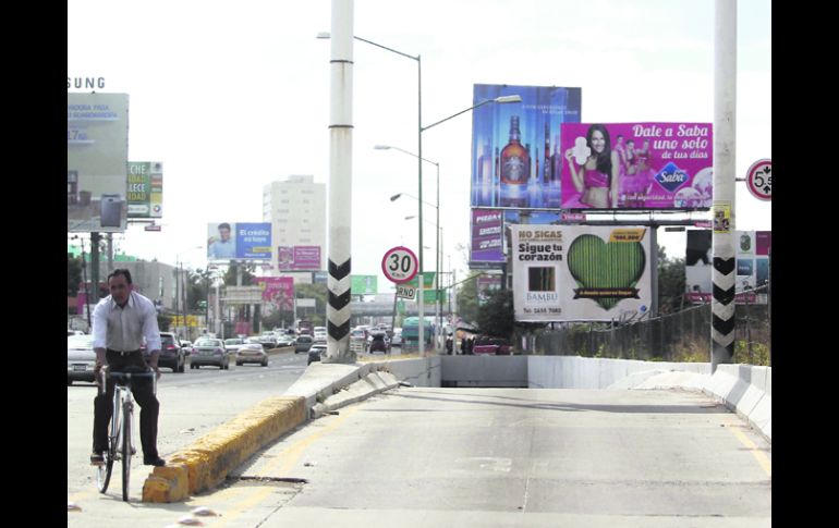 López Mateos pasa por tres municipios y pese a los esfuerzos para limpiar su imagen tiene anuncios a lo largo de todo su recorrido. EL INFORMADOR /