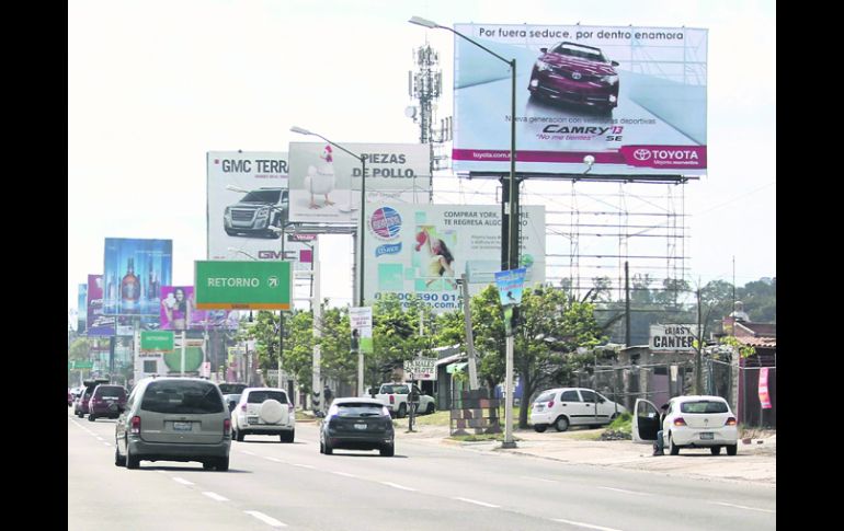 Cinco ayuntamientos de la Zona Metropolitana recaudaron 104 millones de pesos en el trienio por estos anuncios. EL INFORMADOR /