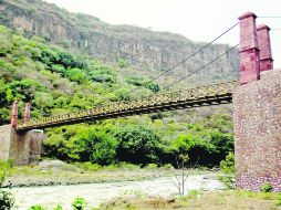 Reubicado y reabierto. El gobernador Emilio González presentó ayer la nueva estructura sobre el Río Santiago. EL INFORMADOR /