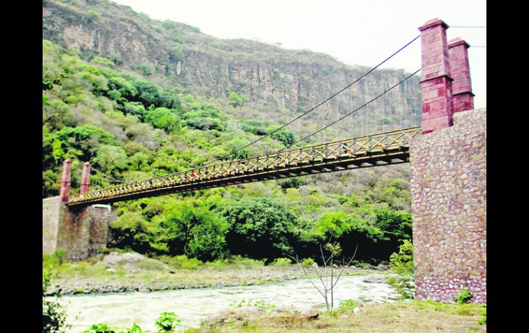 Reubicado y reabierto. El gobernador Emilio González presentó ayer la nueva estructura sobre el Río Santiago. EL INFORMADOR /