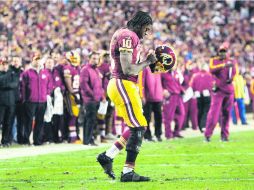 Consecuencias. Robert Griffin III vuelve al campo, mostrando evidencias de la lesión en la rodilla derecha. AP /