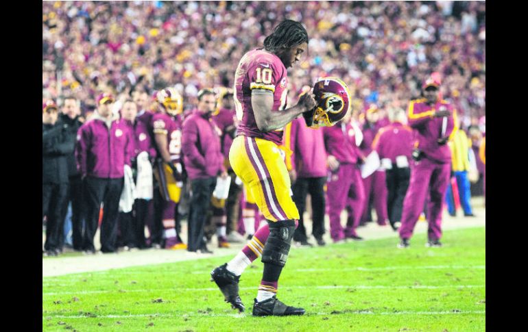 Consecuencias. Robert Griffin III vuelve al campo, mostrando evidencias de la lesión en la rodilla derecha. AP /