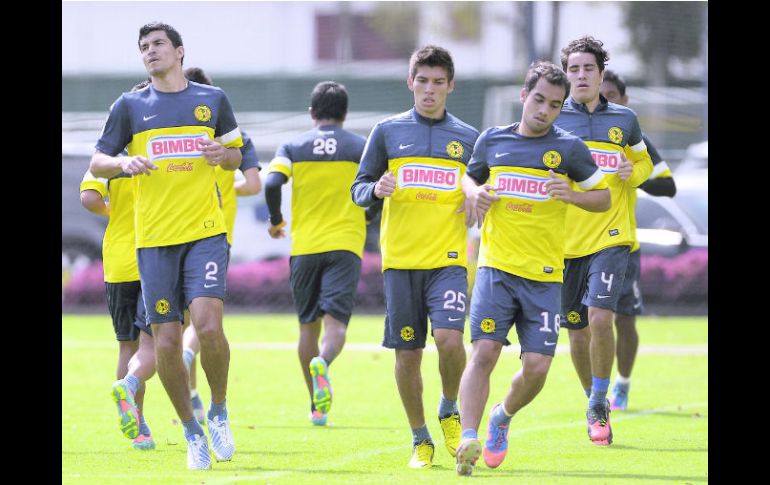 A punto. El ''Maza'' Rodríguez (izq.) trota junto a sus compañeros durante la práctica. MEXSPORT /