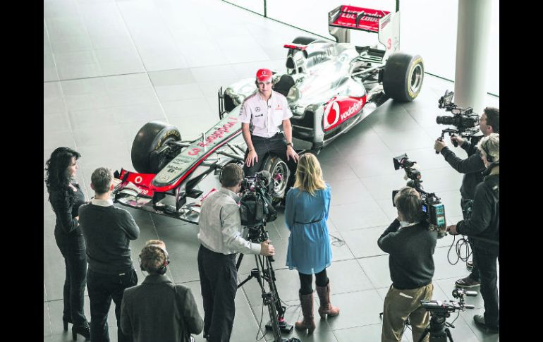 Sergio Pérez de inmediato supo que el entorno en McLaren es diferente, al ser muy requerido para entrevistas con la prensa. MCLAREN F1  /