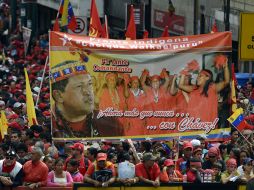 Simpatizantes de Hugo Chávez se congregan en el palacio de Miraflores para mostrar su apoyo al mandatario. AFP /