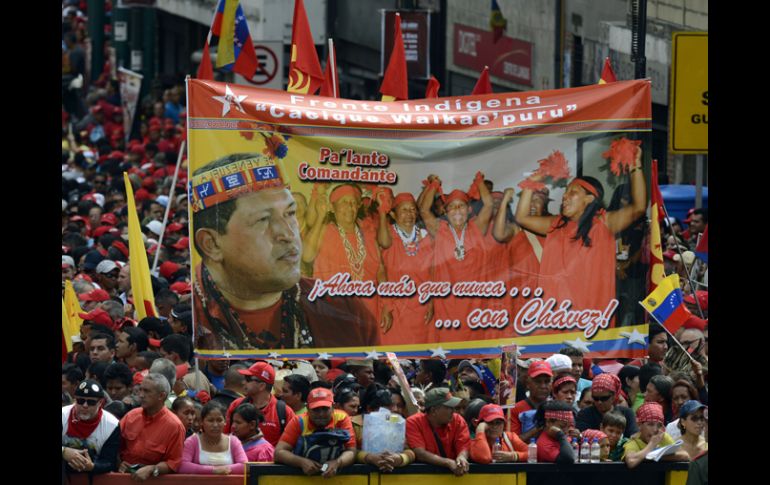 Simpatizantes de Hugo Chávez se congregan en el palacio de Miraflores para mostrar su apoyo al mandatario. AFP /