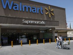 Wal-Mart México es acusado de sobornar a funcionarios para la obtención de permisos para construir tiendas y otros favores. ARCHIVO /