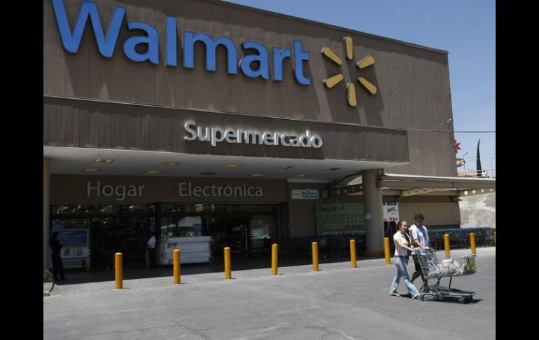 Wal-Mart México es acusado de sobornar a funcionarios para la obtención de permisos para construir tiendas y otros favores. ARCHIVO /