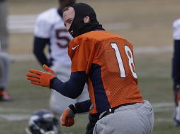 Payton Manning da indicaciones en el entrenamiento de los Broncos de Denver. AP /