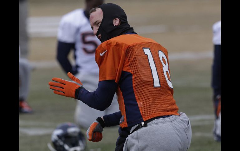 Payton Manning da indicaciones en el entrenamiento de los Broncos de Denver. AP /