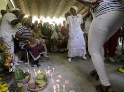 Ante un altar con flores, frutas y velas hicieron el ''toque de tambor'' entre rítmicos y vigorosos cánticos. REUTERS /