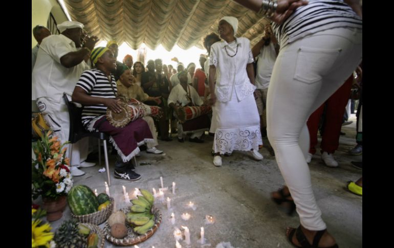 Ante un altar con flores, frutas y velas hicieron el ''toque de tambor'' entre rítmicos y vigorosos cánticos. REUTERS /