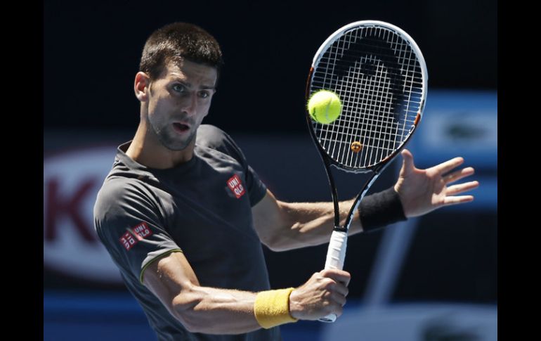 Novak Djokovic quiere llevarse una vez más el torneo Abierto de Australia a sus vitrinas. AP /