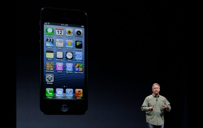 La noticia es que Apple no trabaja en el iPhone low-cost. En la foto, iPhone 5 y Phil Schiller AP /