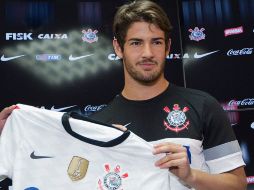 Pato, de 23 años, descartó que dejar el fútbol europeo y retornar al brasileño sea un retroceso en su carrera. AP /