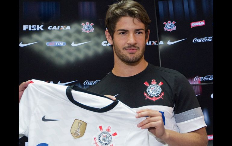 Pato, de 23 años, descartó que dejar el fútbol europeo y retornar al brasileño sea un retroceso en su carrera. AP /