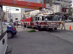 El camión de bomberos alcanzó a entorpecer el tráfico en el tramo entre Agustín Yáñez y la Minerva.  /