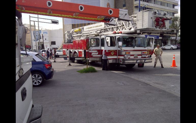 El camión de bomberos alcanzó a entorpecer el tráfico en el tramo entre Agustín Yáñez y la Minerva.  /