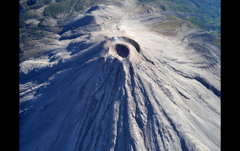 Se observó en la parte central del nuevo cráter un cuerpo lávico que representa una nueva efusión de magma. ESPECIAL /