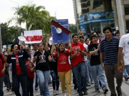 Los estudiantes protestaban en contra del TSJ que avaló la postergación de la investidura del presidente. EFE /