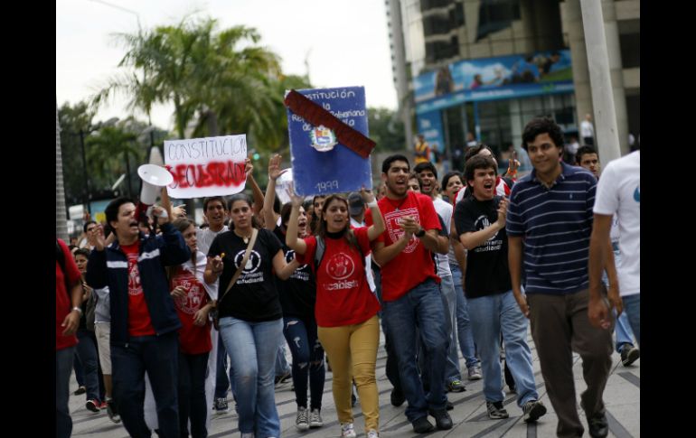 Los estudiantes protestaban en contra del TSJ que avaló la postergación de la investidura del presidente. EFE /