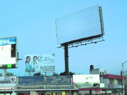 Una manta blanca quedó luego de la clausura del anuncio donde había publicidad de una empresa de telefonía móvil, frente a la Minerva. EL INFORMADOR /