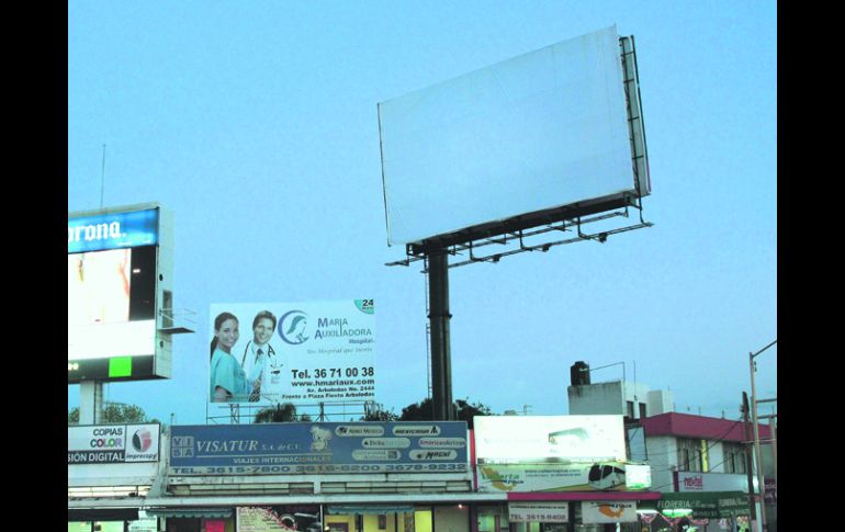 Una manta blanca quedó luego de la clausura del anuncio donde había publicidad de una empresa de telefonía móvil, frente a la Minerva. EL INFORMADOR /